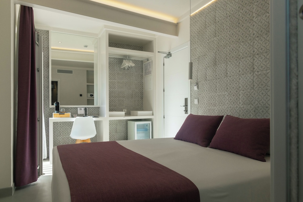 Hotel Plaza Cavana — Hotel rooms in Nerja, Andalusia