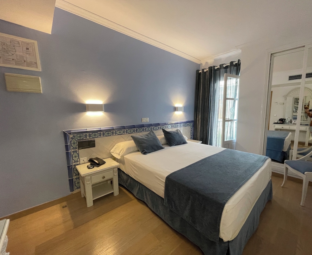 Hotel Plaza Cavana — Hotel rooms in Nerja, Andalusia