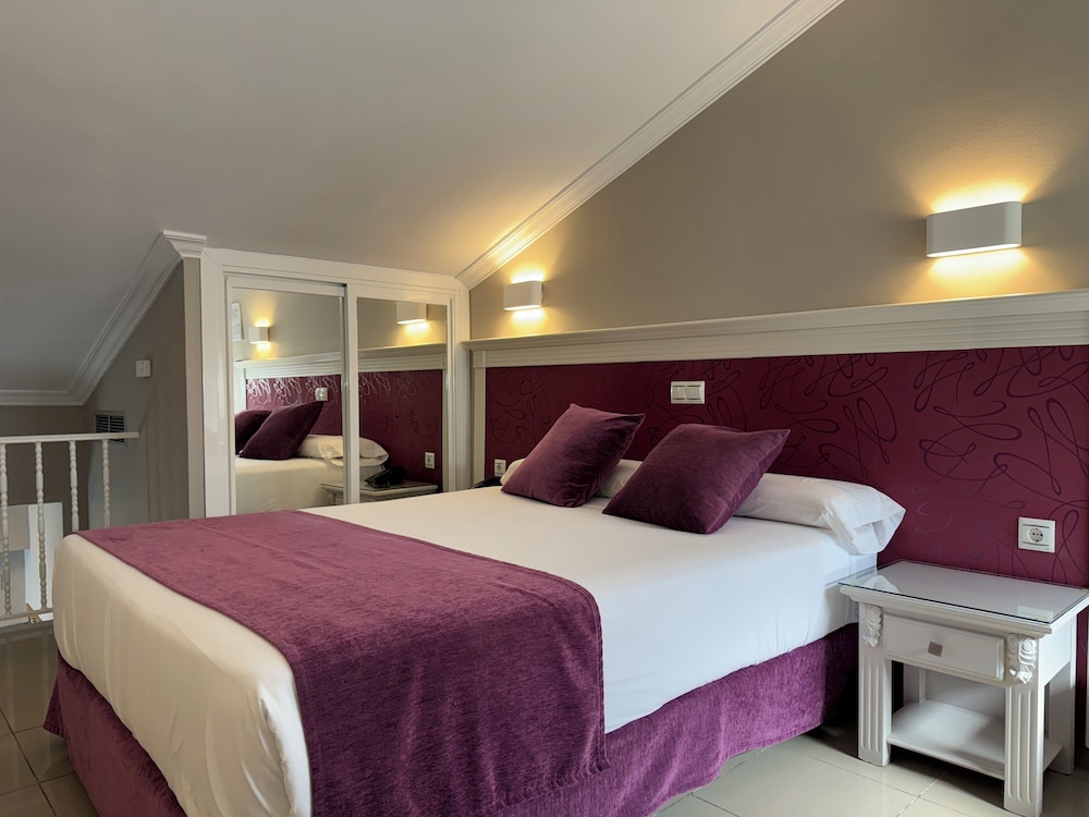 Hotel Plaza Cavana — Hotel rooms in Nerja, Andalusia