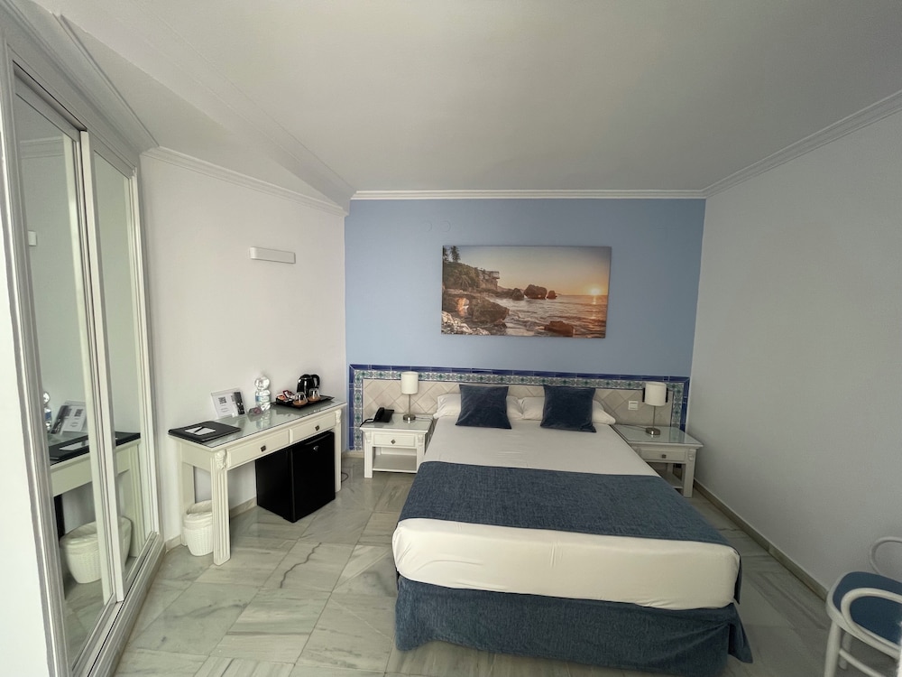 Hotel Plaza Cavana — Hotel rooms in Nerja, Andalusia