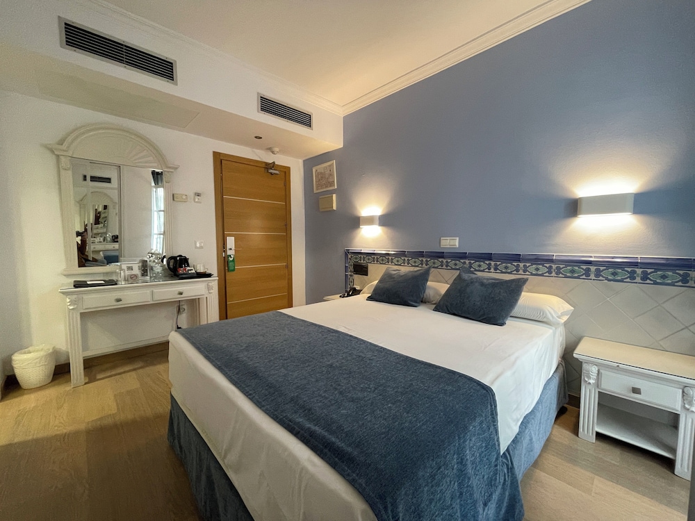 Hotel Plaza Cavana — Hotel rooms in Nerja, Andalusia