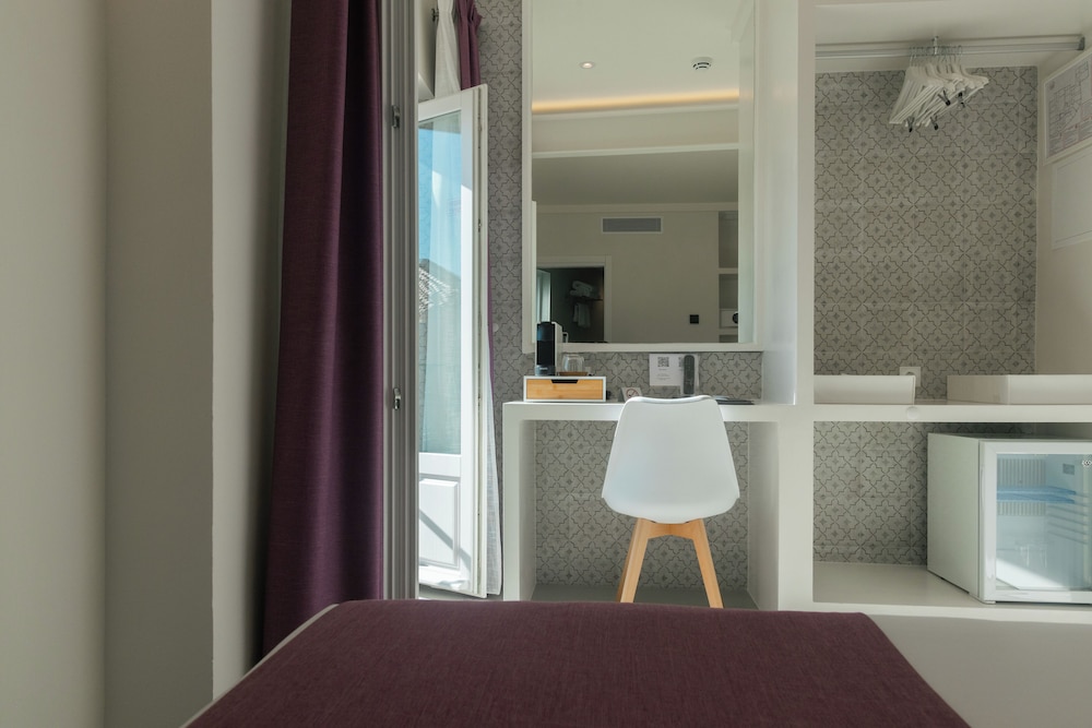Hotel Plaza Cavana — Hotel rooms in Nerja, Andalusia