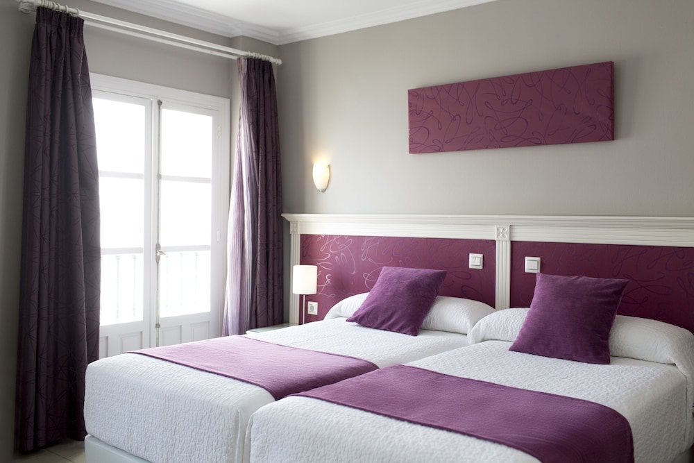 Hotel Plaza Cavana — Hotel rooms in Nerja, Andalusia