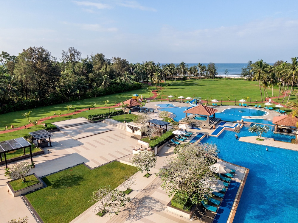 Kenilworth Resort & Spa — Swimming pool in Utorda, Goa