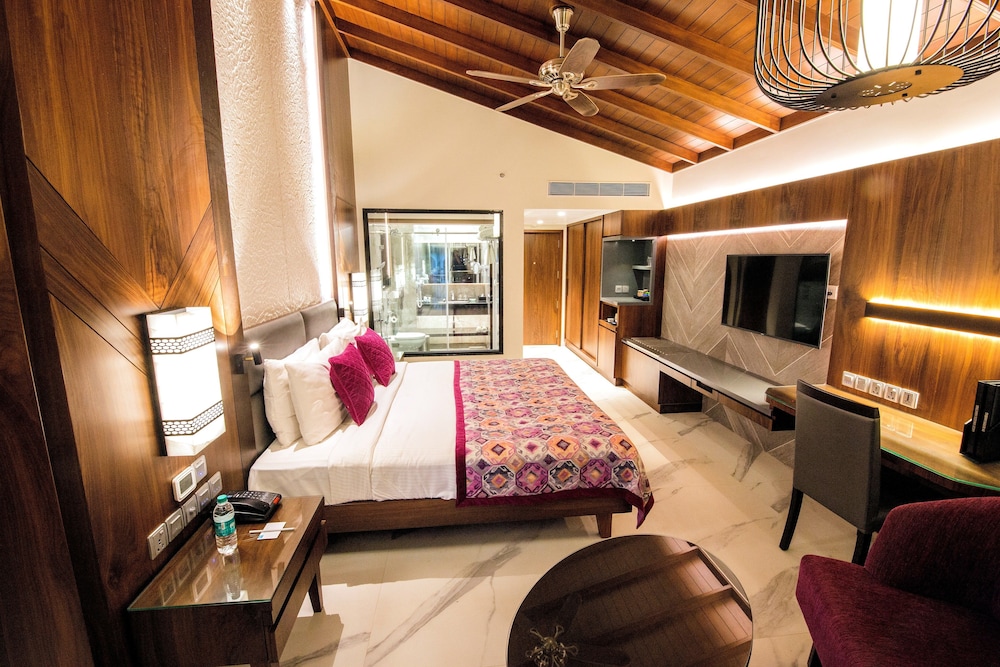 Kenilworth Resort & Spa — Hotel rooms in Utorda, Goa