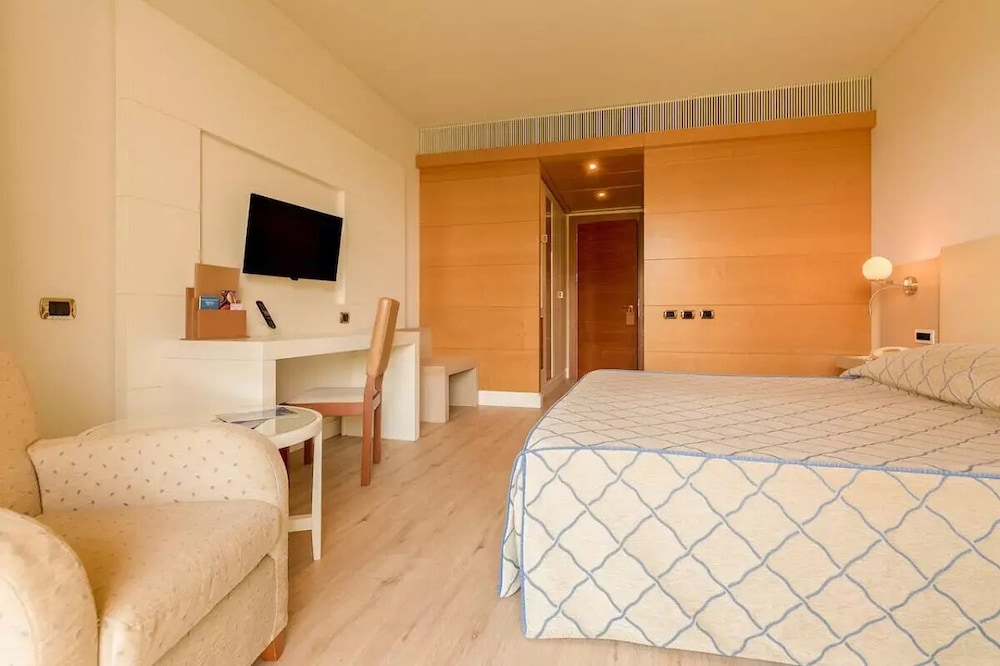 Smy Carlos V Alghero — Hotel rooms in Alghero, Sardinia