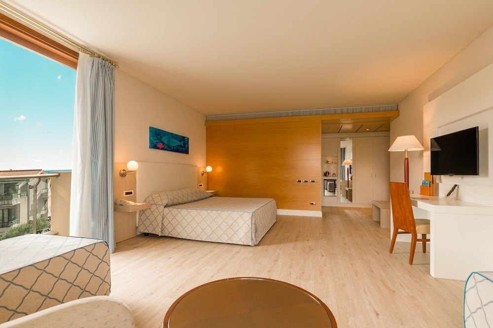 Smy Carlos V Alghero — Hotel rooms in Alghero, Sardinia