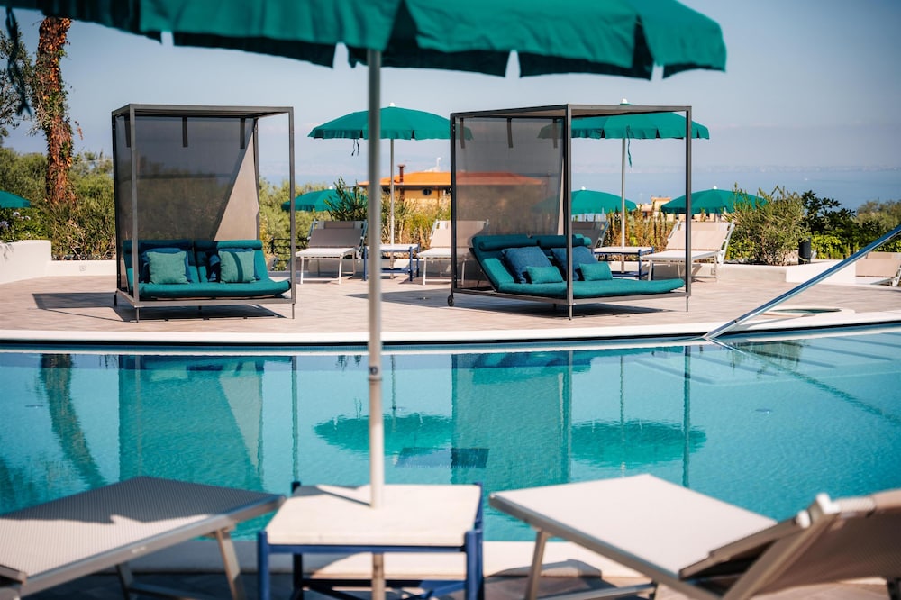 Hilton Sorrento Palace — Swimming pool in Sorrento, Campania