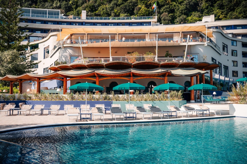 Hilton Sorrento Palace — Swimming pool in Sorrento, Campania