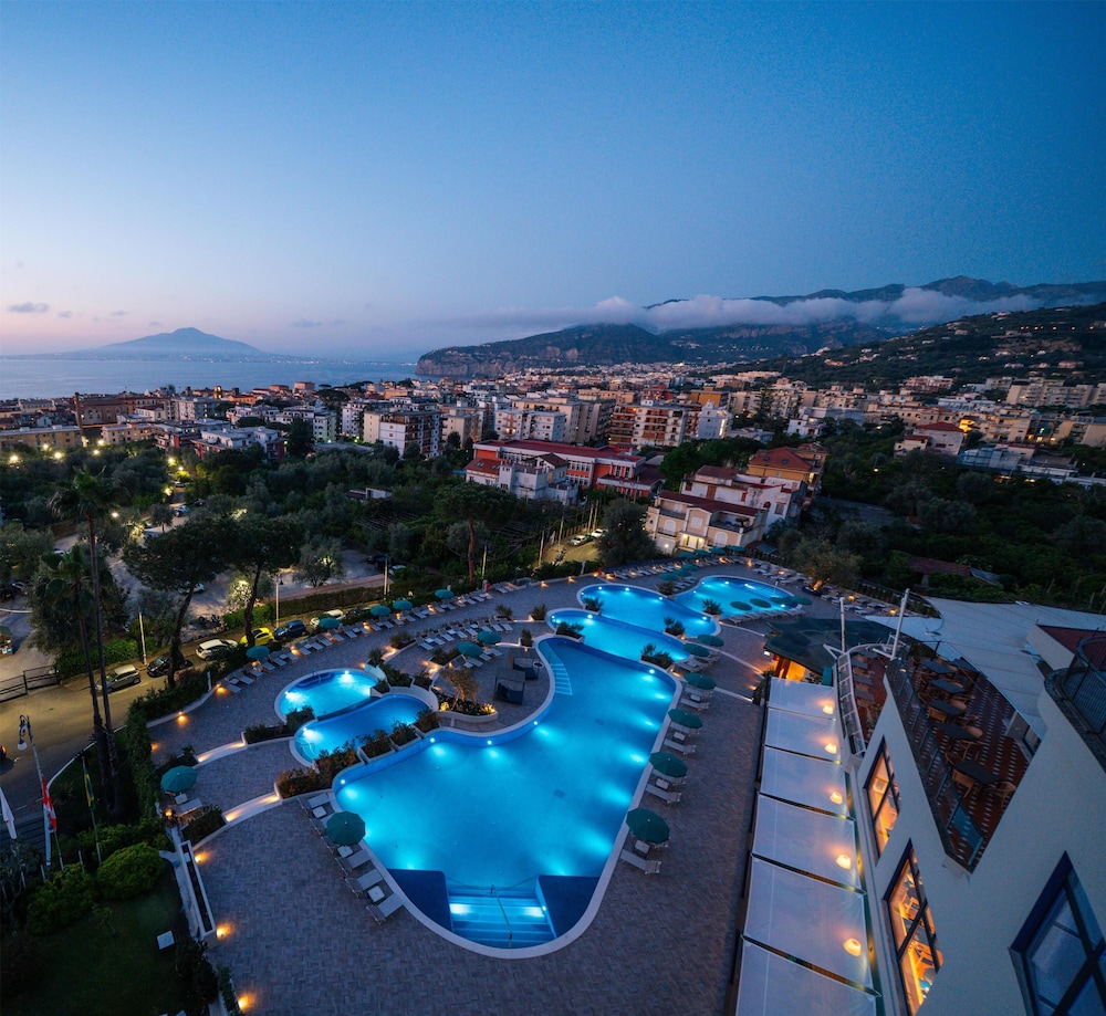 Hilton Sorrento Palace — Swimming pool in Sorrento, Campania