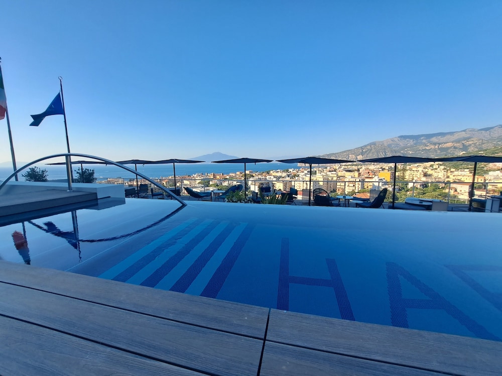 Hilton Sorrento Palace — Swimming pool in Sorrento, Campania