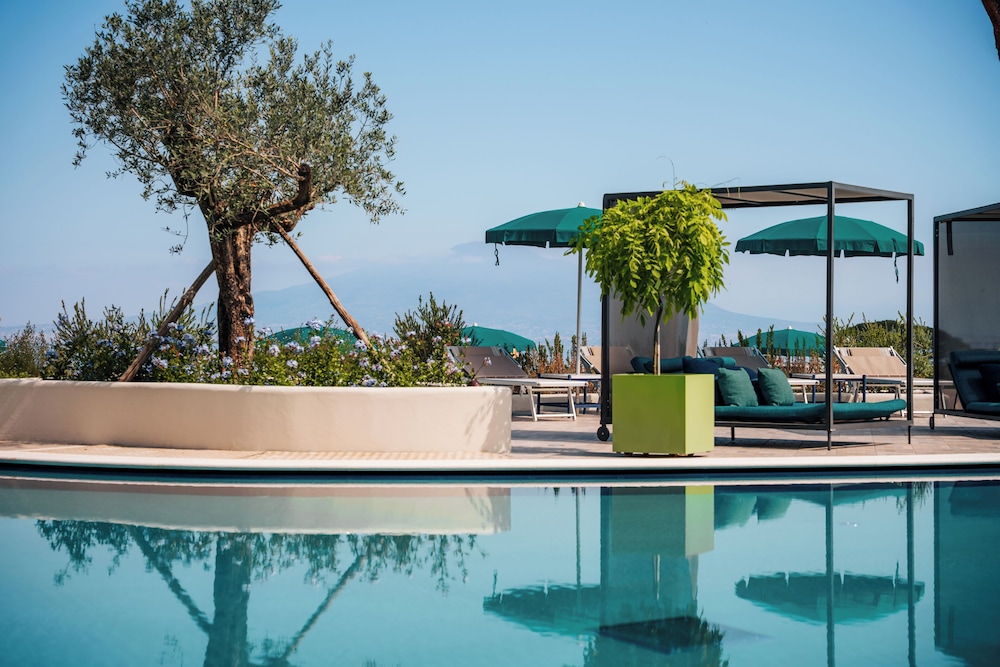 Hilton Sorrento Palace — Swimming pool in Sorrento, Campania