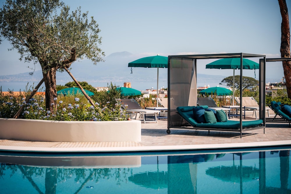 Hilton Sorrento Palace — Swimming pool in Sorrento, Campania
