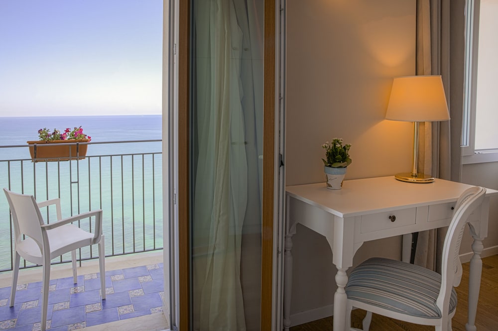 Hotel Punta Nord - Est — Hotel rooms in Castellammare del Golfo, Sicily