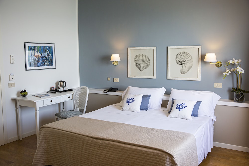 Hotel Punta Nord - Est — Hotel rooms in Castellammare del Golfo, Sicily