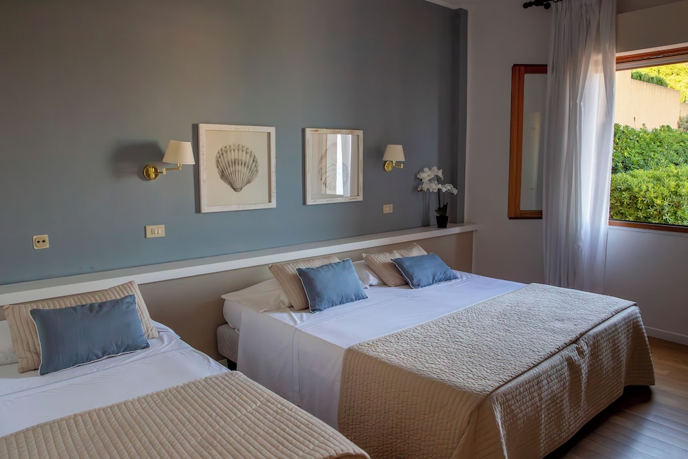 Hotel Punta Nord - Est — Hotel rooms in Castellammare del Golfo, Sicily