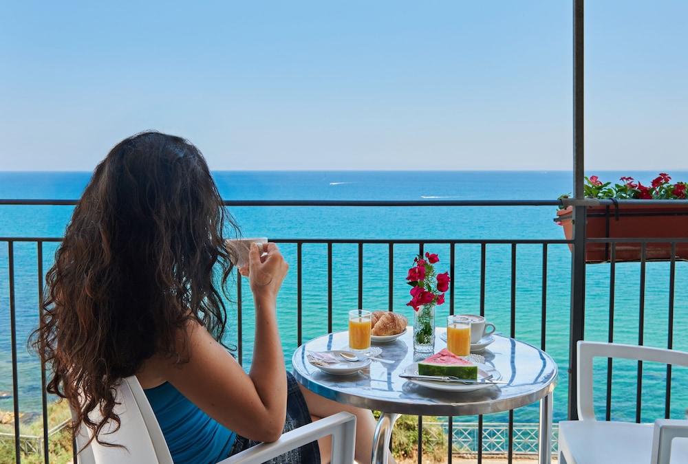 Hotel Punta Nord - Est — Hotel rooms in Castellammare del Golfo, Sicily