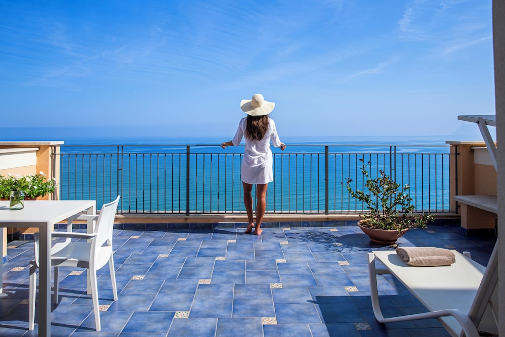 Hotel Punta Nord - Est — Hotel building in Castellammare del Golfo, Sicily