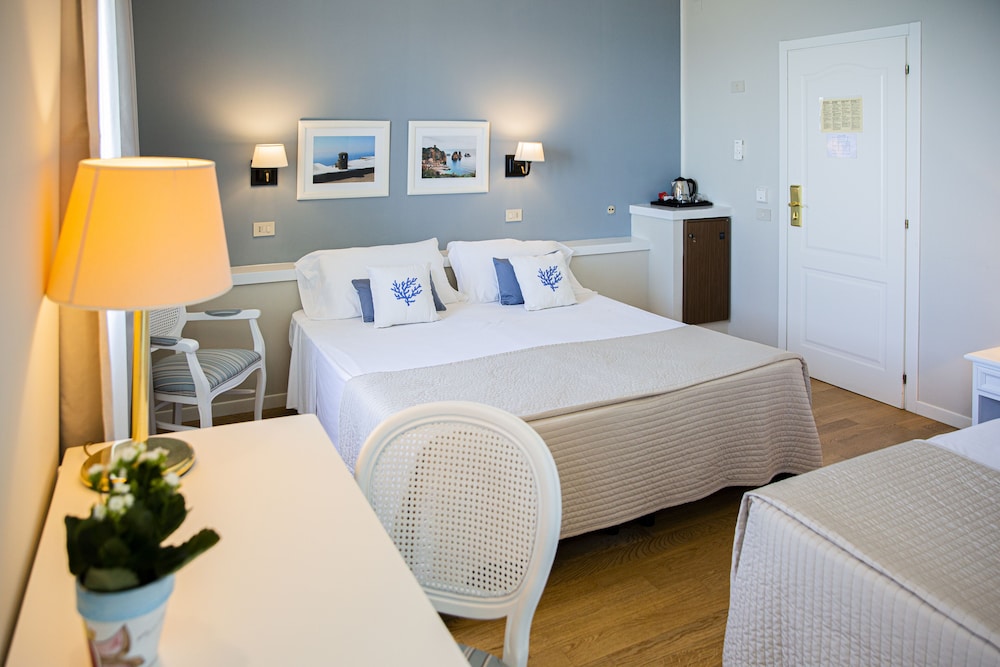 Hotel Punta Nord - Est — Hotel rooms in Castellammare del Golfo, Sicily