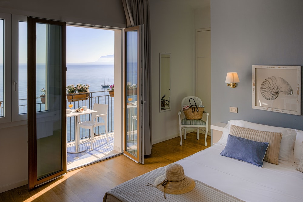 Hotel Punta Nord - Est — Hotel rooms in Castellammare del Golfo, Sicily
