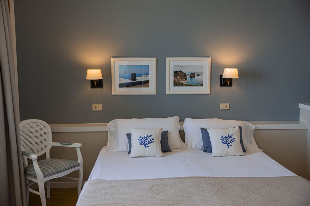 Hotel Punta Nord - Est — Hotel rooms in Castellammare del Golfo, Sicily
