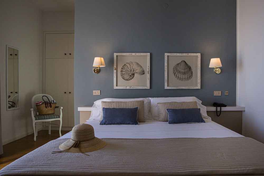 Hotel Punta Nord - Est — Hotel rooms in Castellammare del Golfo, Sicily