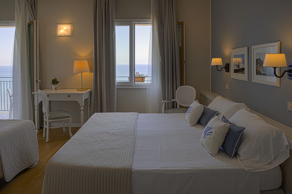Hotel Punta Nord - Est — Hotel rooms in Castellammare del Golfo, Sicily