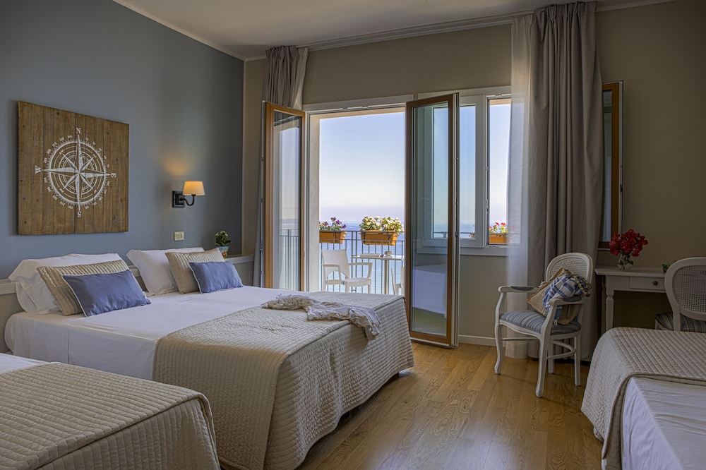 Hotel Punta Nord - Est — Hotel rooms in Castellammare del Golfo, Sicily
