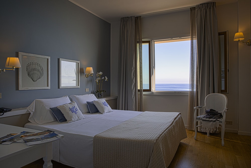 Hotel Punta Nord - Est — Hotel rooms in Castellammare del Golfo, Sicily