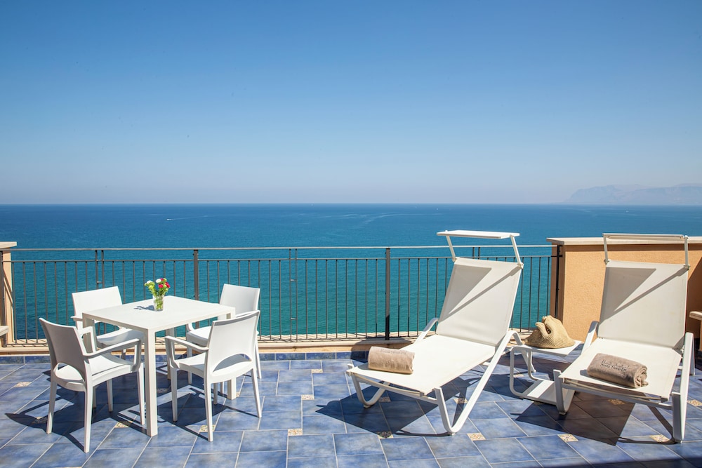 Hotel Punta Nord - Est — Hotel rooms in Castellammare del Golfo, Sicily