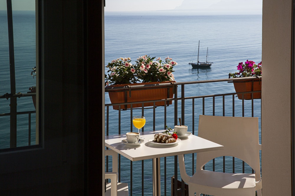 Hotel Punta Nord - Est — Hotel rooms in Castellammare del Golfo, Sicily