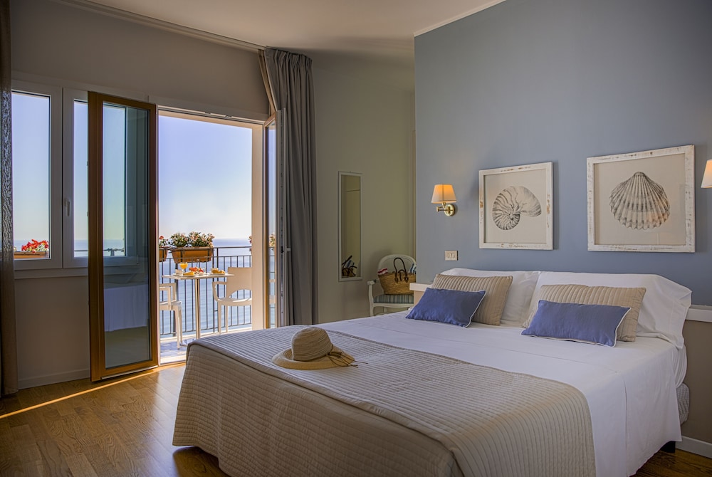 Hotel Punta Nord - Est — Hotel rooms in Castellammare del Golfo, Sicily