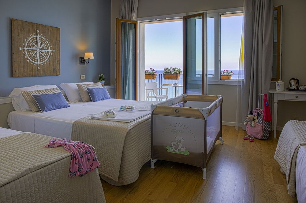 Hotel Punta Nord - Est — Hotel rooms in Castellammare del Golfo, Sicily