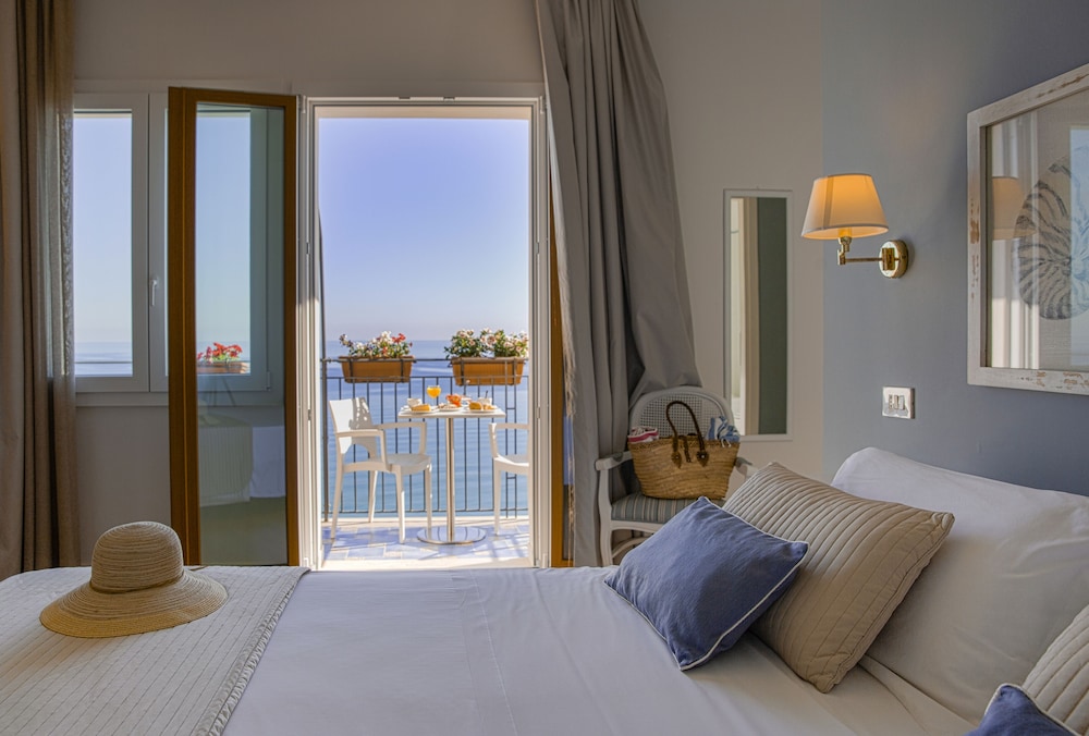 Hotel Punta Nord - Est — Hotel rooms in Castellammare del Golfo, Sicily