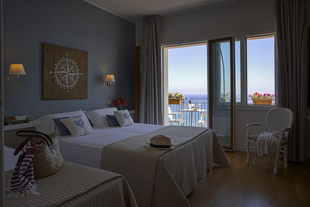 Hotel Punta Nord - Est — Hotel rooms in Castellammare del Golfo, Sicily