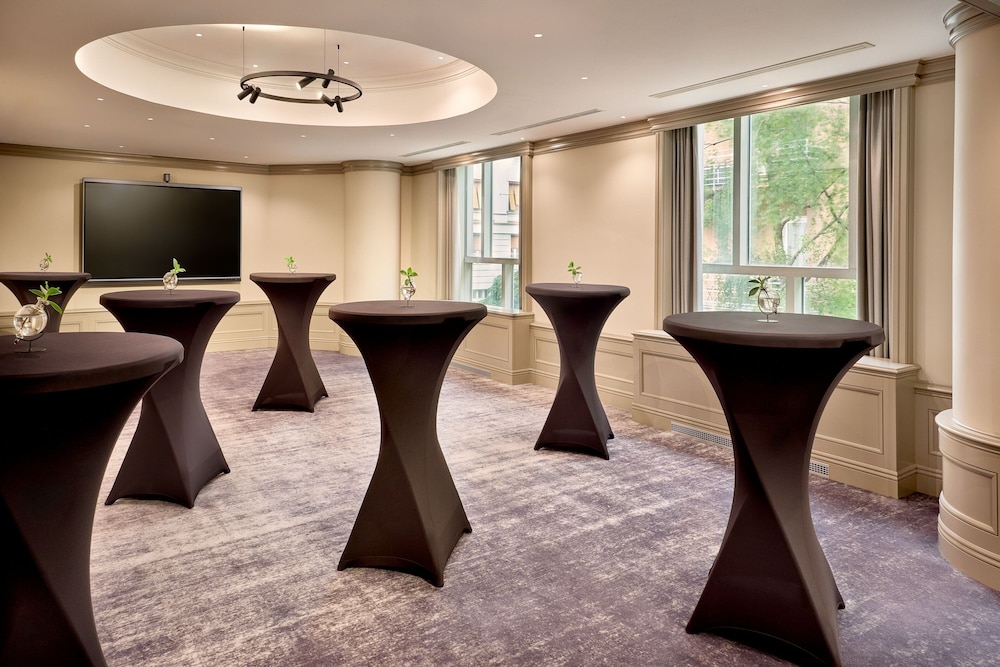 Sheraton Zagreb Hotel — Hotel building in Zagreb, Zagreb (city)