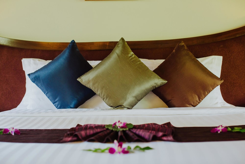 Nora Beach Resort and Spa — Hotel rooms in Bo Phut, Surat Thani