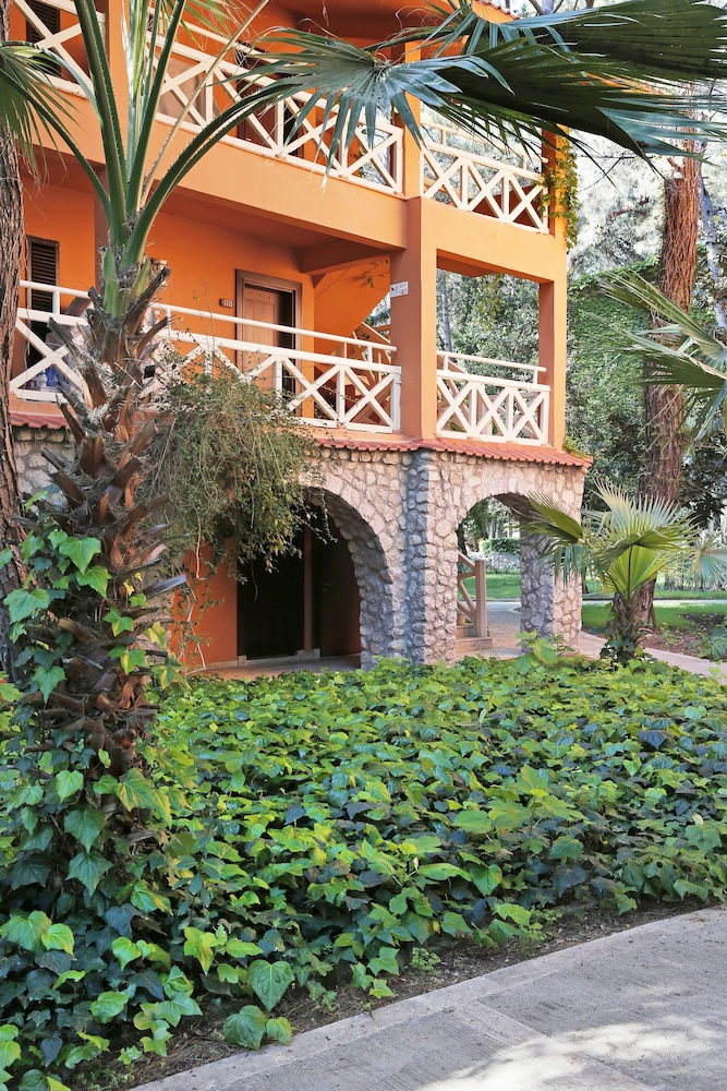 Martı Myra - All Inclusive — Hotel building in Kemer