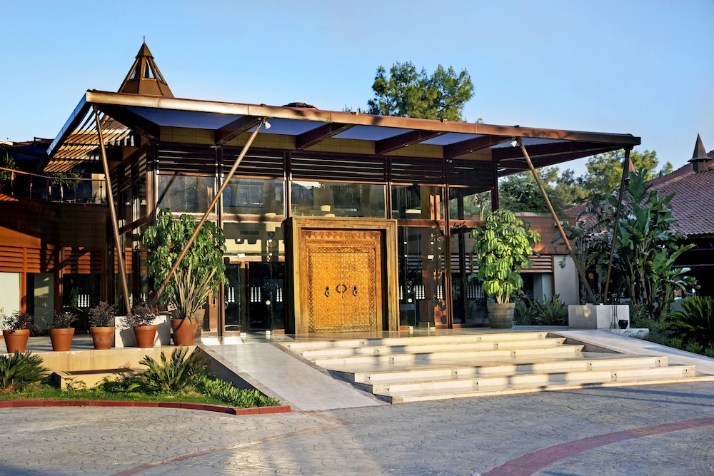 Martı Myra - All Inclusive — Hotel building in Kemer
