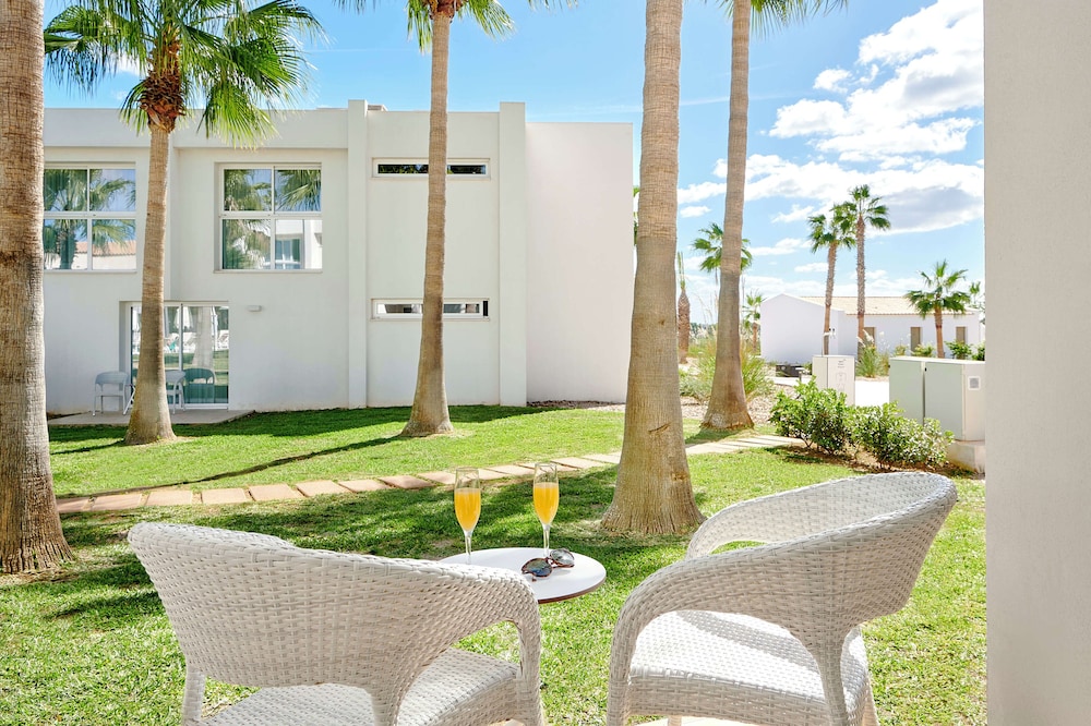 Iberostar Waves Cala Domingos -All Inclusive — Hotel building in Calas de Mallorca, Balearic Islands