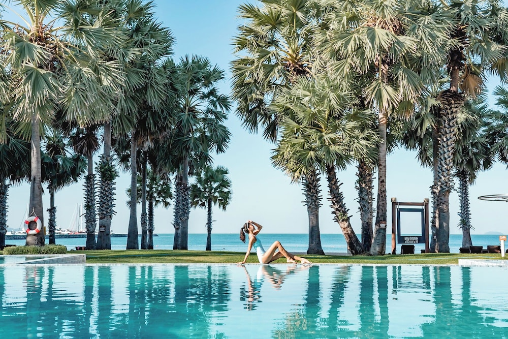 Ravindra Beach Resort And Spa — Swimming pool in Sattahip, Chonburi