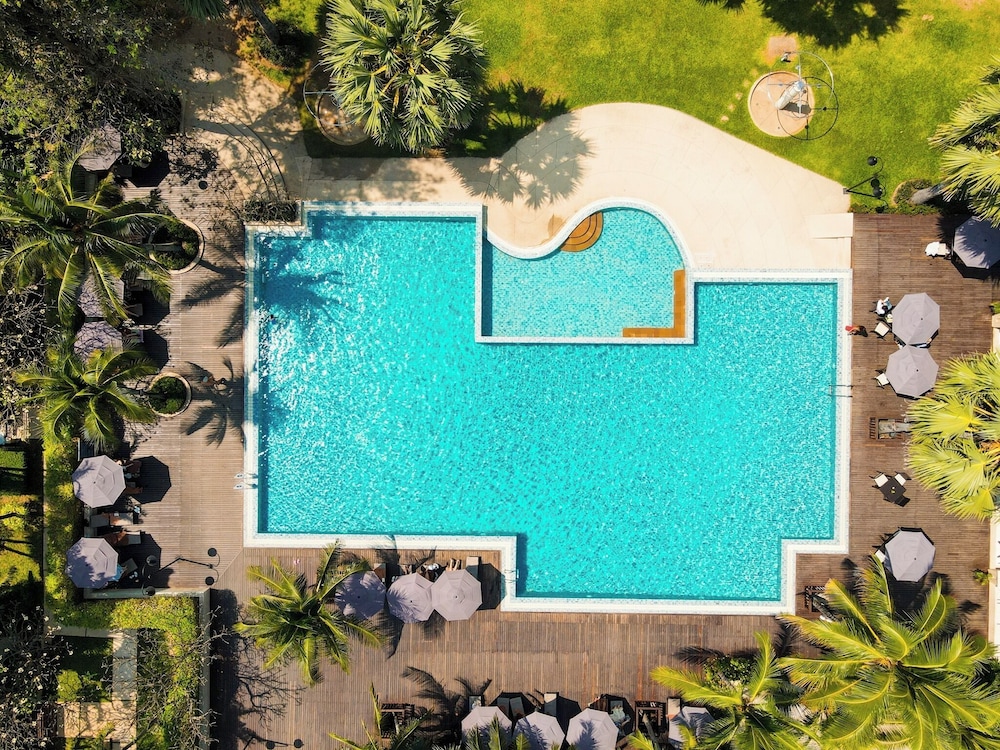 Ravindra Beach Resort And Spa — Swimming pool in Sattahip, Chonburi