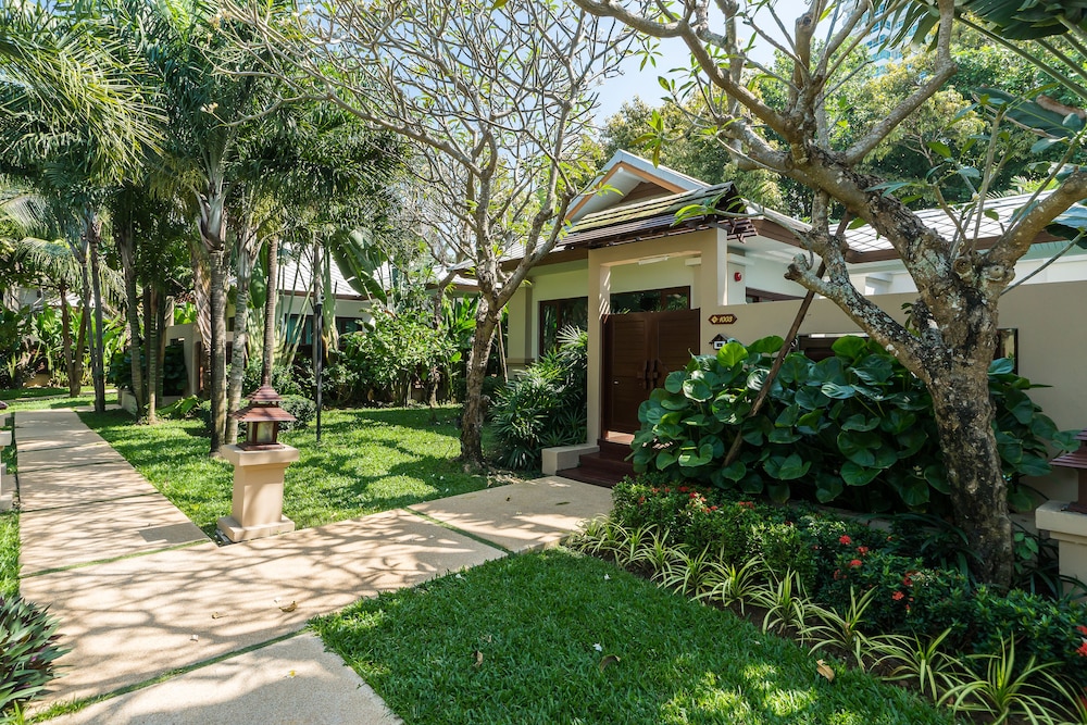 Ravindra Beach Resort And Spa — Hotel building in Sattahip, Chonburi