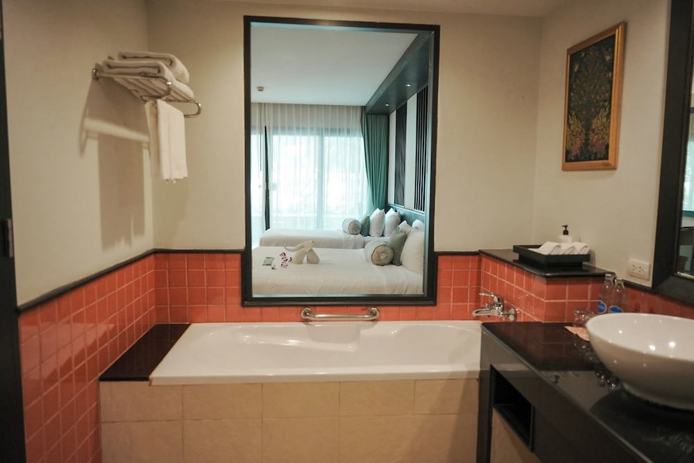 Ravindra Beach Resort And Spa — Hotel rooms in Sattahip, Chonburi