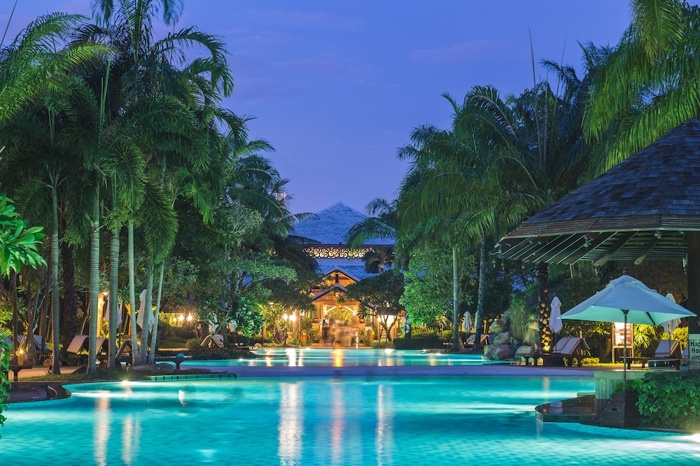 Ravindra Beach Resort And Spa — Swimming pool in Sattahip, Chonburi