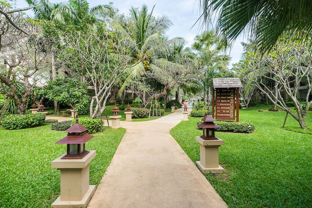 Ravindra Beach Resort And Spa — Hotel building in Sattahip, Chonburi