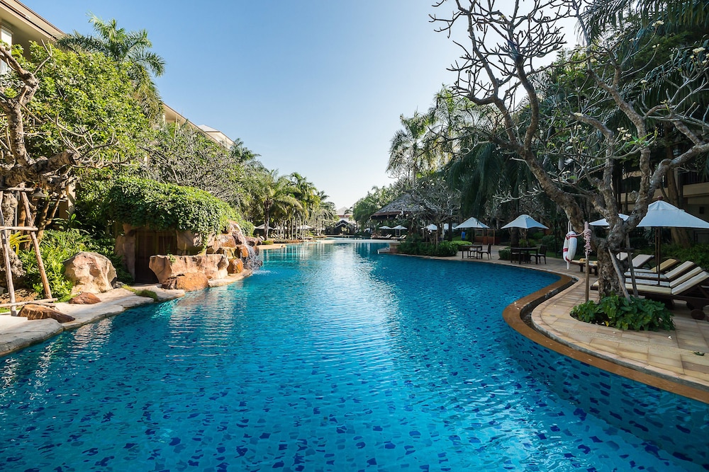 Ravindra Beach Resort And Spa — Swimming pool in Sattahip, Chonburi
