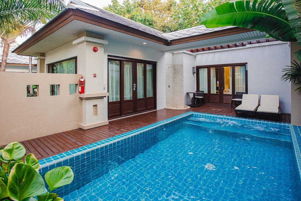 Ravindra Beach Resort And Spa — Swimming pool in Sattahip, Chonburi