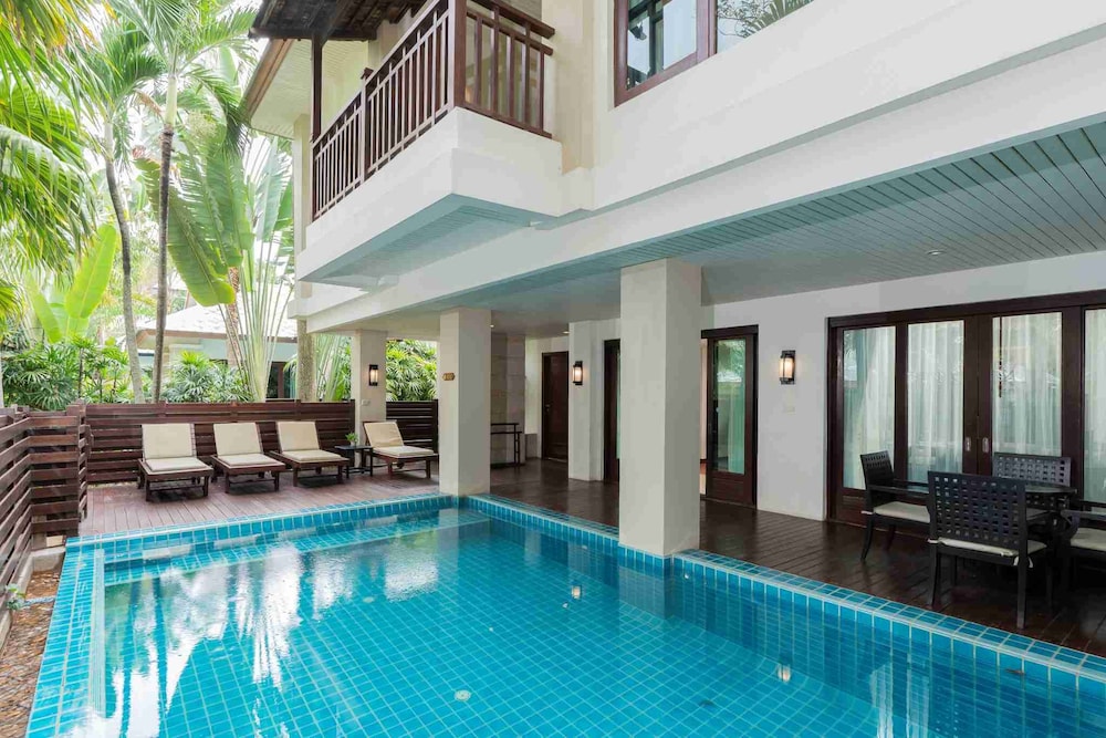 Ravindra Beach Resort And Spa — Swimming pool in Sattahip, Chonburi