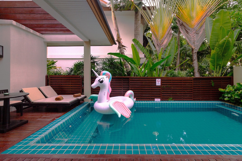 Ravindra Beach Resort And Spa — Swimming pool in Sattahip, Chonburi